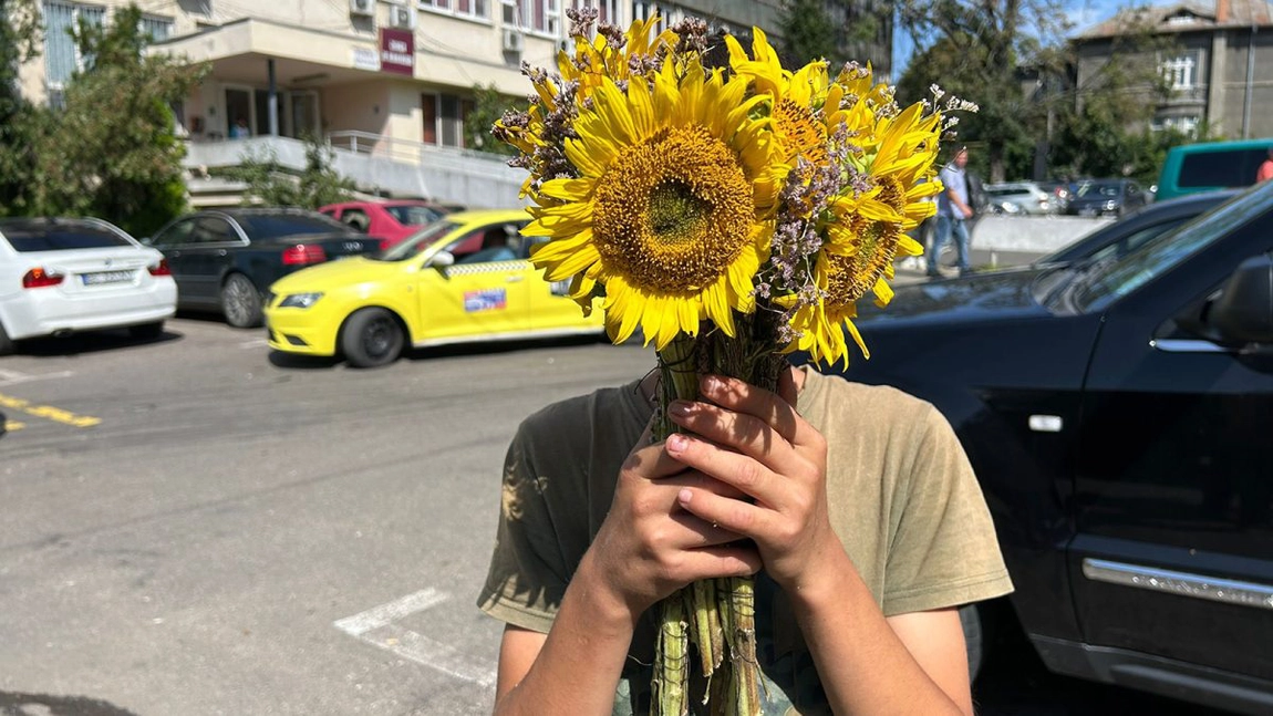 Un copil de 13 ani vinde flori, în centrul Iașului, pentru a-și cumpăra rechizite: „Vreau să îmi iau creioane, caiete, papuci și niște flanele”