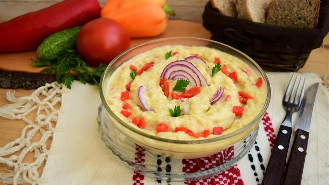 Cea mai gustoasă și mai consistentă salată de vinete cu ardei copți!