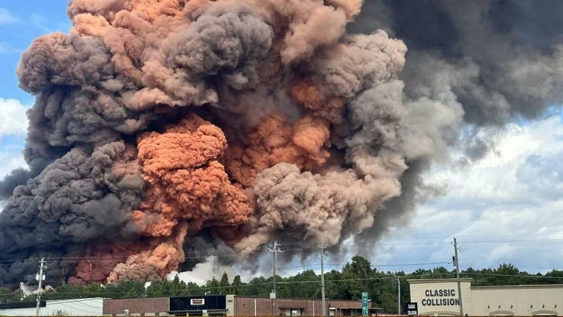 Mii de locuitori evacuați după un incendiu la o uzină chimică. Riscuri potențiale pentru sănătate din cauza emisiilor de fum toxic