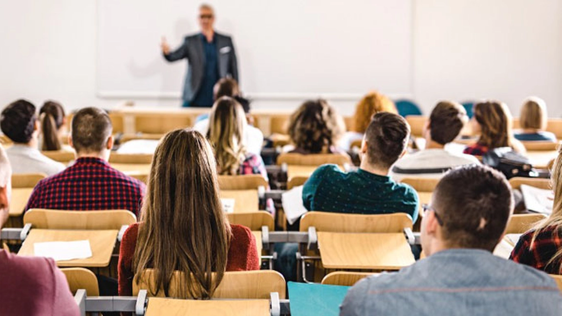 Acești studenți primesc bursă de 1.000 de lei pe lună! Iată ce au de făcut pentru a intra în posesia banilor