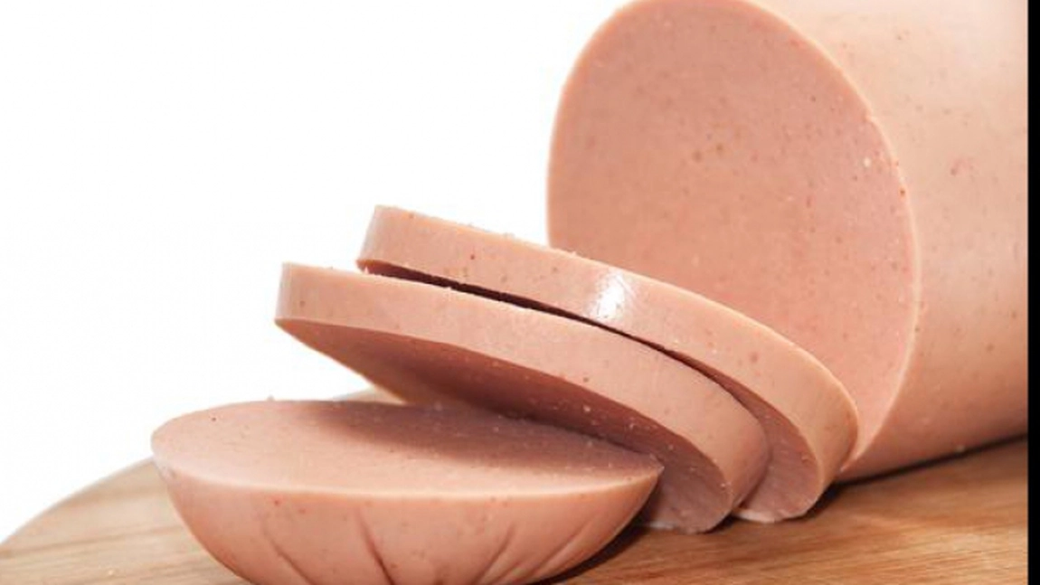 Ce conține parizerul ieftin din supermarketuri: De fapt asta mănânci!