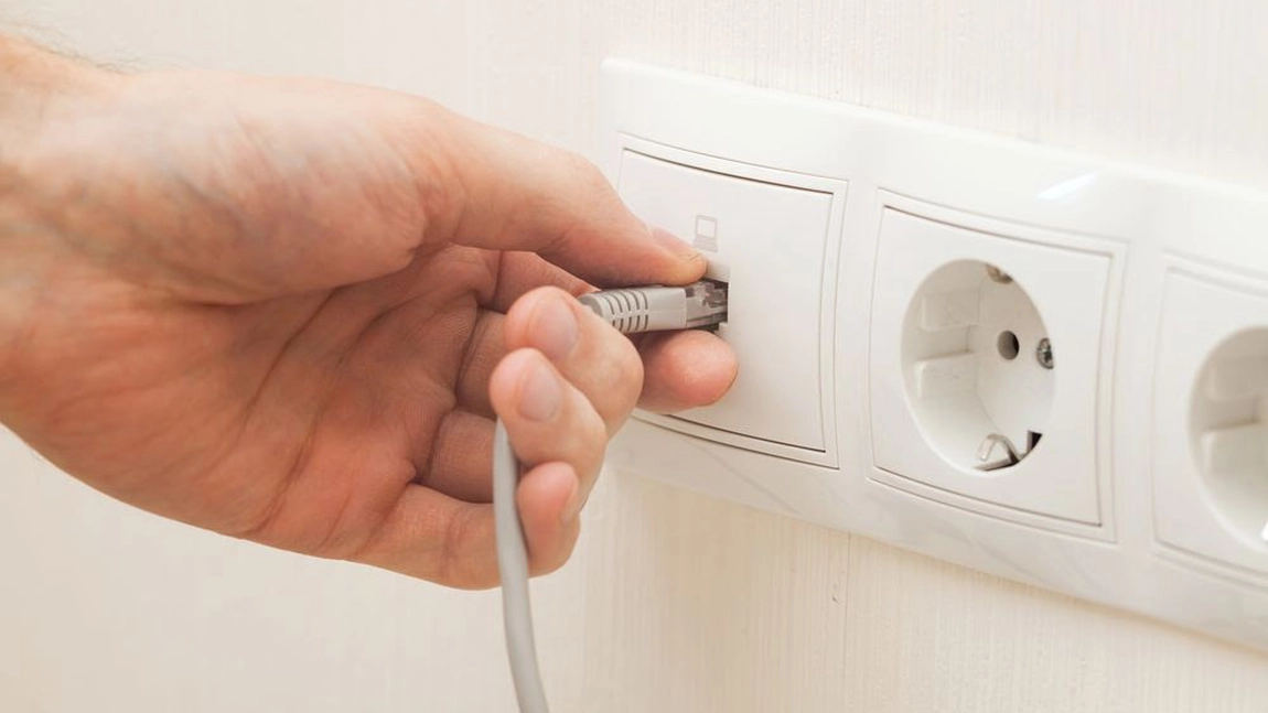 Ce dispozitiv nu trebuie lăsat în priză în timpul nopții? Românii trebuie să renunțe la acest obicei