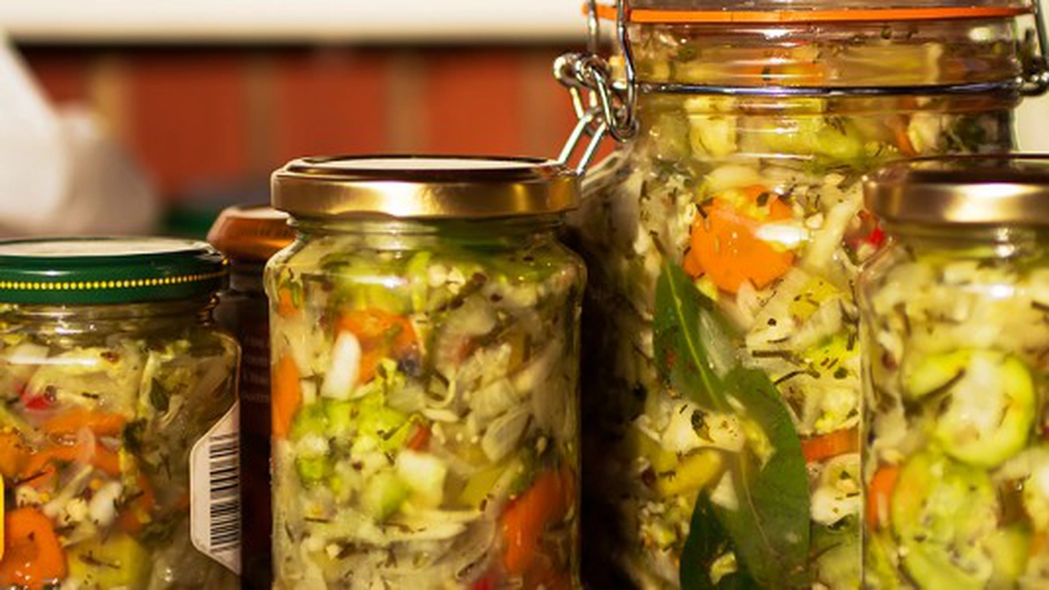Cum să faci cea mai delicioasă rețetă de ciolomadă ungurească. Ai nevoie doar de câteva ingrediente: castraveți, ceapă și ardei