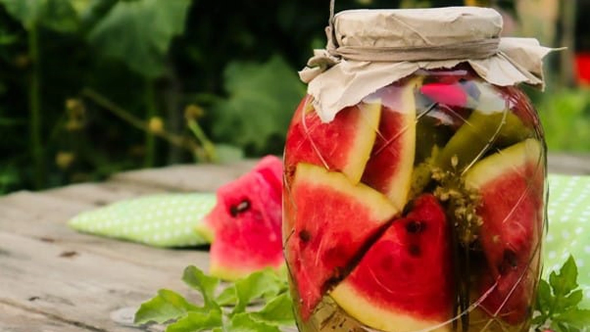 Cea mai delicioasă rețetă de pepeni murați. Trucul prin care să nu se înmoaie murăturile