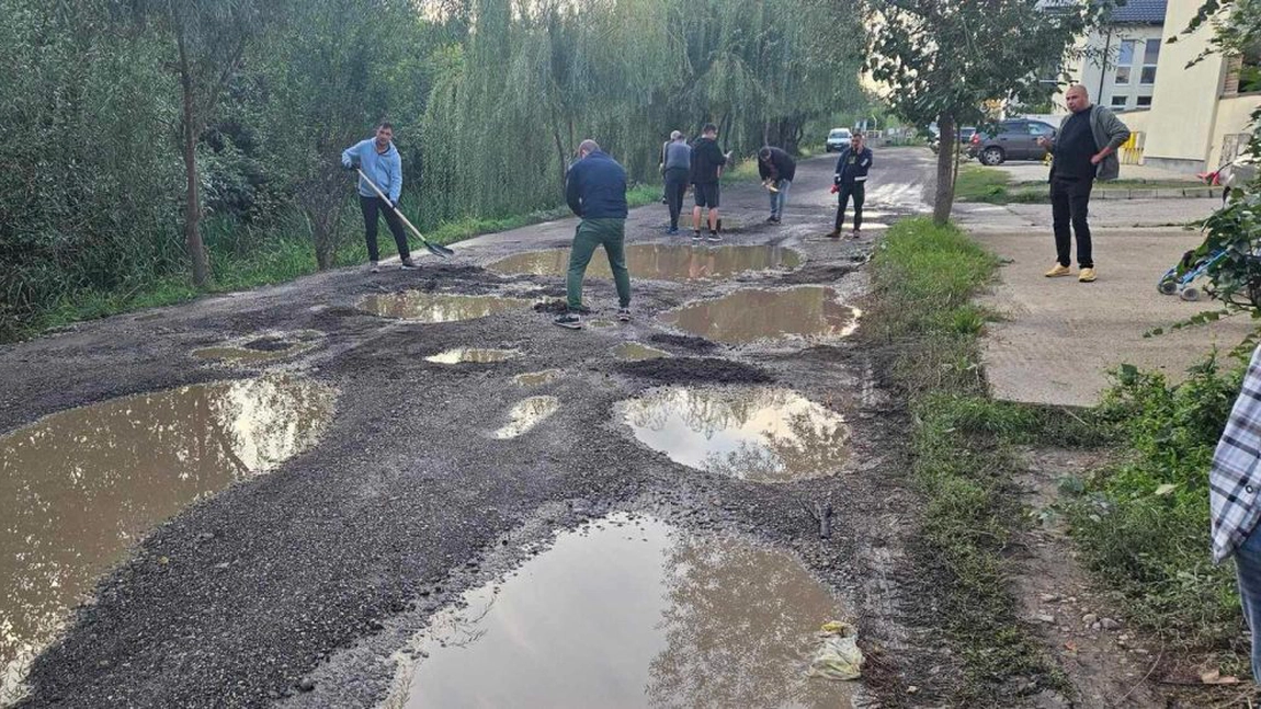 Oamenii care locuiesc în Dealul Zorilor din comuna Rediu își repară singuri drumul