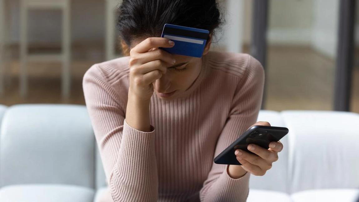 O nouă fraudă îi lasă pe români fără bani! Sunt vizați cei care au carduri și conturi bancare