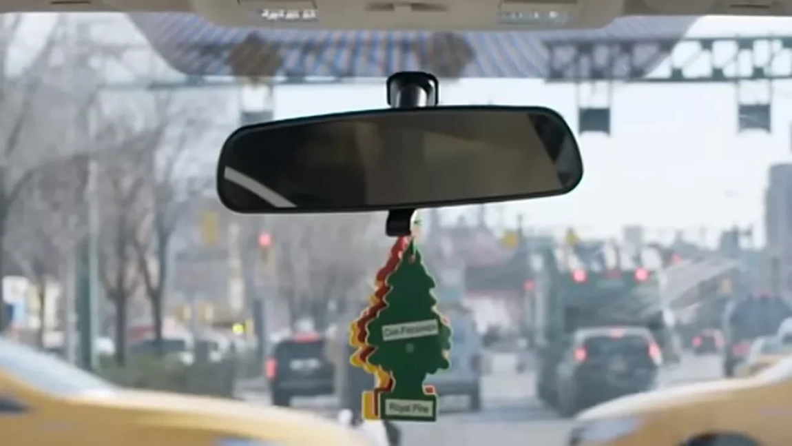 Șoferii nu au voie să lipească asta pe geamurile mașinii! Conducătorii auto riscă să fie amendați de poliție