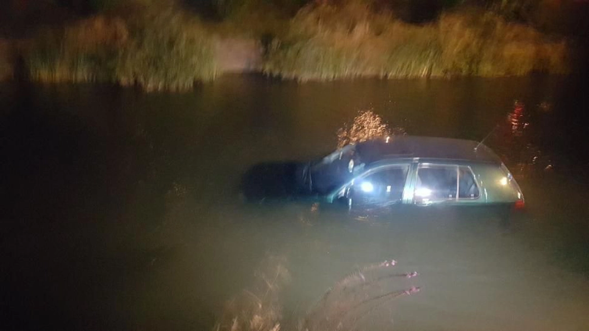 Un bărbat a murit după ce a plonjat cu mașina într-un iaz din Iași - UPDATE