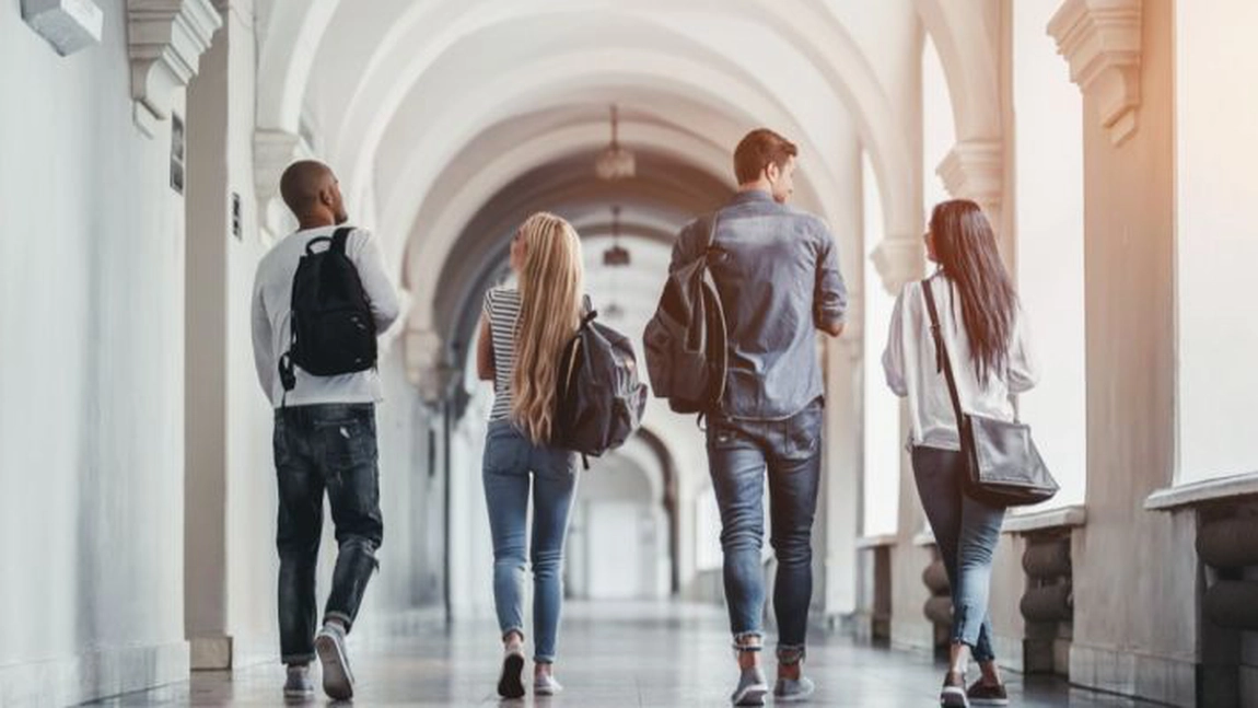 Această bancă oferă împrumuturi pentru studenți! Ce condiții trebuie să îndeplinească tinerii