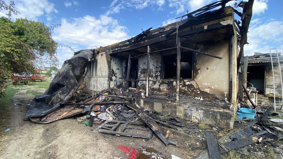 Casă distrusă de un incendiu în Tudora, județul Botoșani din cauza unei lumânări nesupravegheate