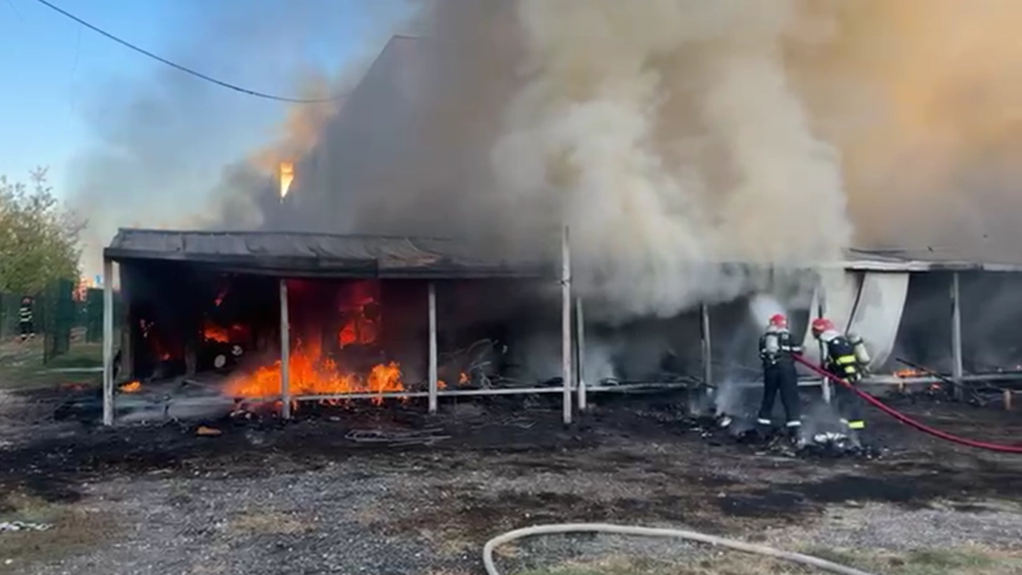Incendiu de amploare în București. Ard containere în care locuiesc refugiați ucraineni