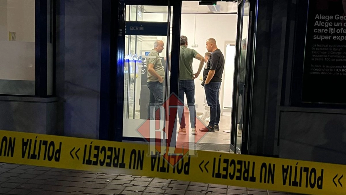 Jaf armat la BCR Iași! Un individ mascat și înarmat cu un pistol a pătruns în bancă - EXCLUSIV, LIVE TEXT/VIDEO