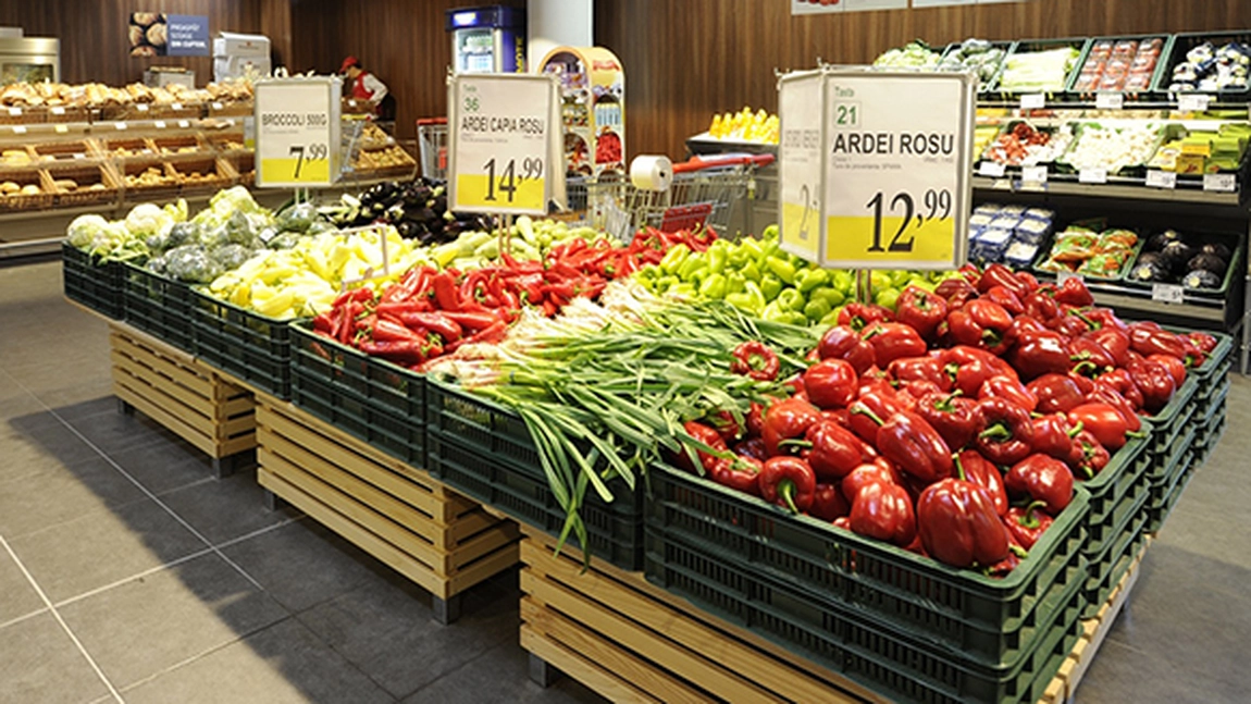 Supermarketurile care refuză marfa fermierilor ieşeni ar putea fi penalizate. Ce presupune proiectul de lege