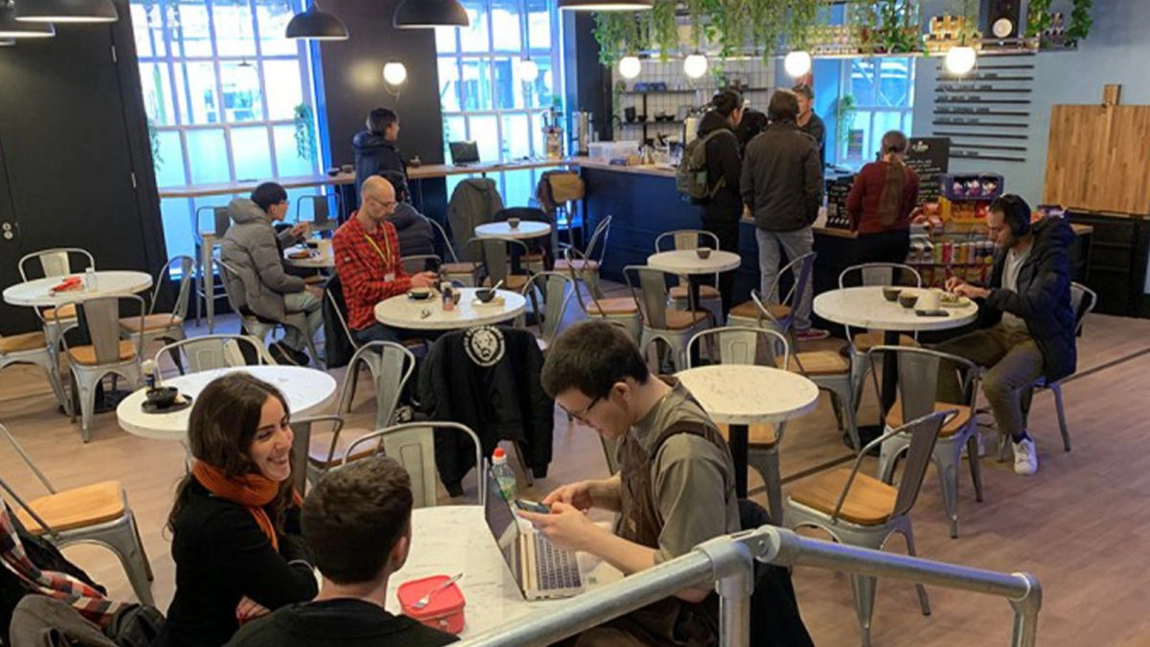 Cafenele din Iași, luate cu asalt de studenți în anul universitar 2024-2025: „Biblioteca este prea formală și rigidă”