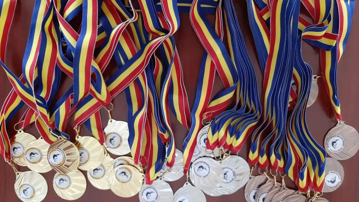 Începând cu anul 2025, olimpicii de nivel național care au obținut locurile II, III și mențiune nu se mai pot înscrie la facultate fără admitere. O petiție a fost inițiată în acest sens: „Această decizie este nejustificată”