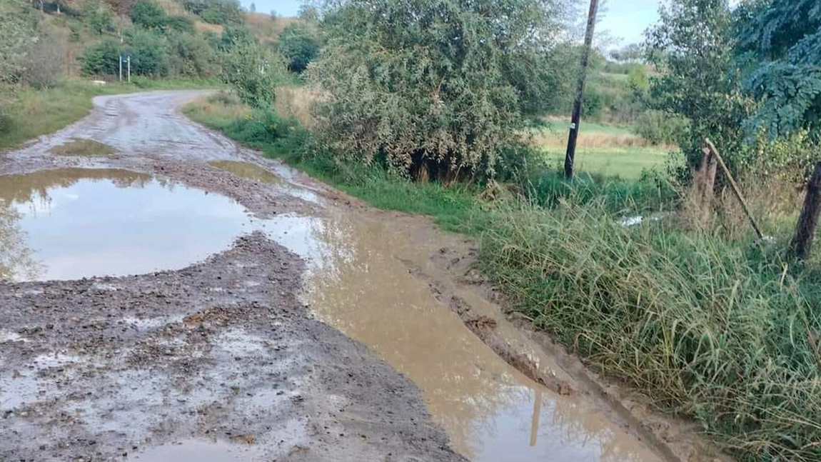 Dezastru, din cauza ploilor, în comuna Mogoșești! Drumurile neasfaltate sunt impracticabile, localnicii dau vina pe primar: „De 4 ani stă nepăsătoare la tot ce se întâmplă în jur”