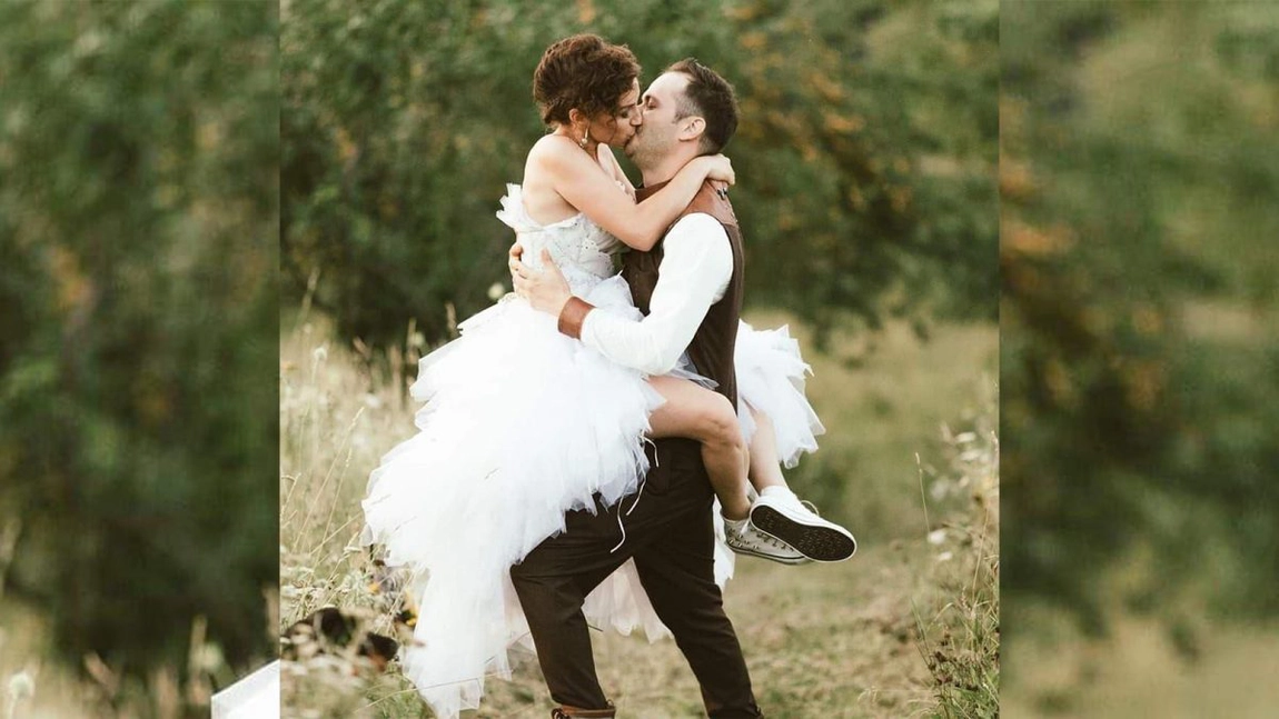 Doi tineri actori din Iași s-au îndrăgostit pe scena Teatrului „Luceafărul” și au organizat o nuntă unică! În pădurea Vlădiceni a avut loc totul: „A fost un spectacol al iubirii într-un cadru unic”