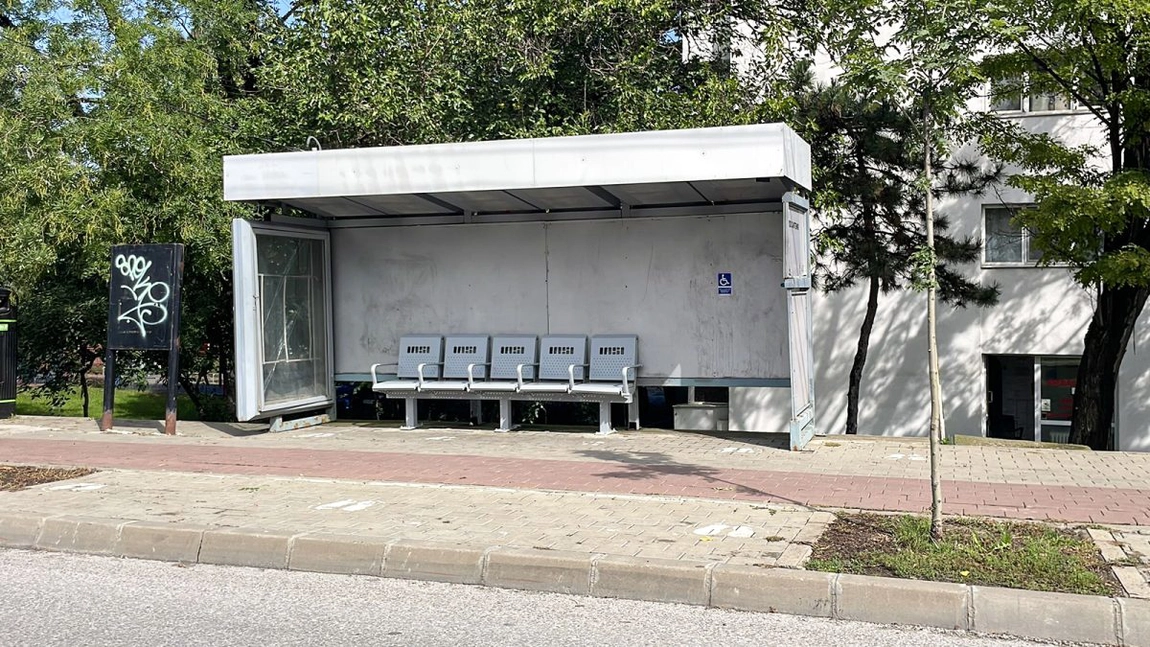 Stațiile de la CTP Iași nu rezistă! Călătorii sunt nevoiți să aștepte autobuzele în ploaie: „Am vrut să mă adăpostesc și se infiltra apa prin acoperiș”