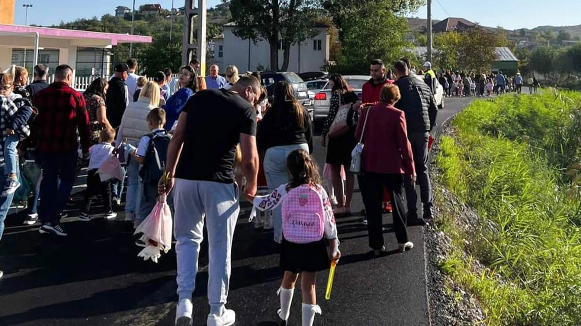 În timp ce oficialitățile se pozau în noua grădiniță din Bucium, părinții erau conduși în corpul vechi al clădirii, unde vor învăța cei mici: „Mă duc la o grădiniță privată pentru că am ajuns la disperare”