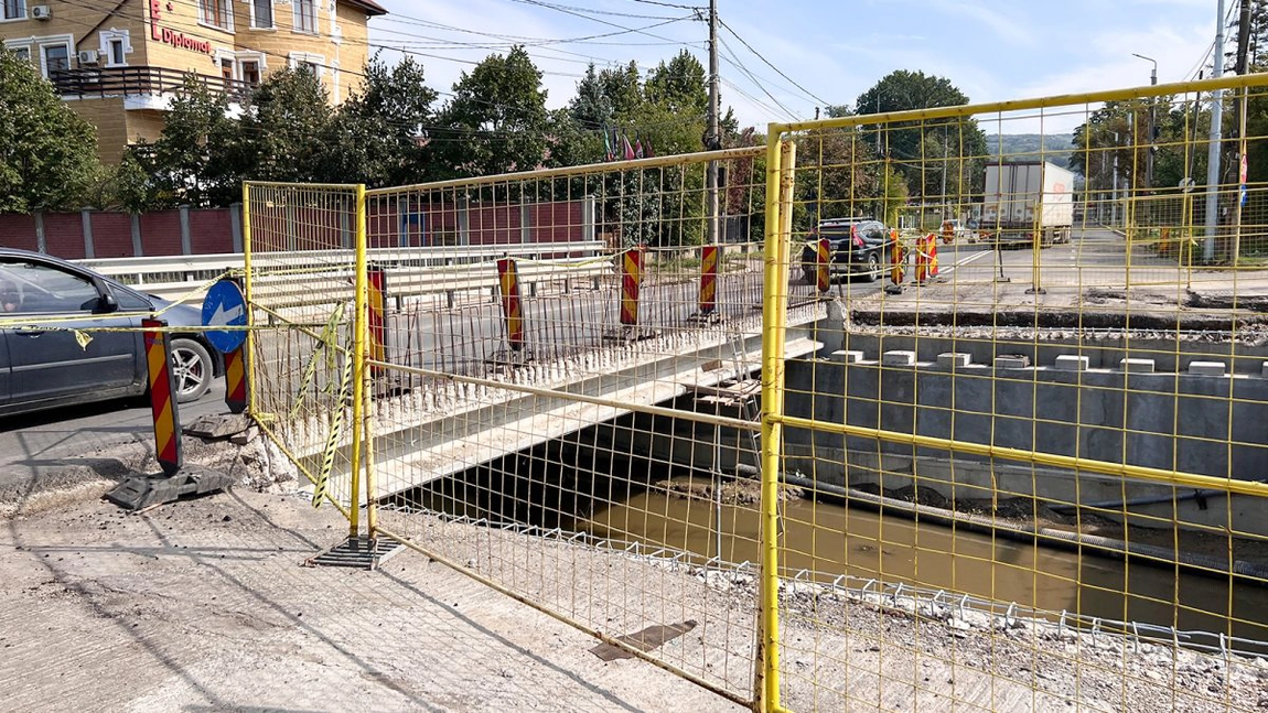 Primarul Mihai Chirica se pricepe cel mai bine la scuze! Lucrările de la podul Vămășoaia din Bucium s-au blocat din cauza incompetenței angajaților din primărie. Șoferii stau în cozi kilometrice, zeci de minute