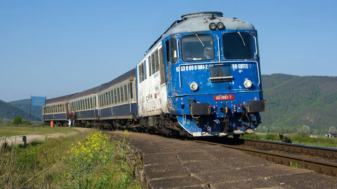 Românii nu preferă să călătorească cu trenurile CFR. Cererea de călătorii cu trenul mai mică cu 66% comparativ cu media europeană