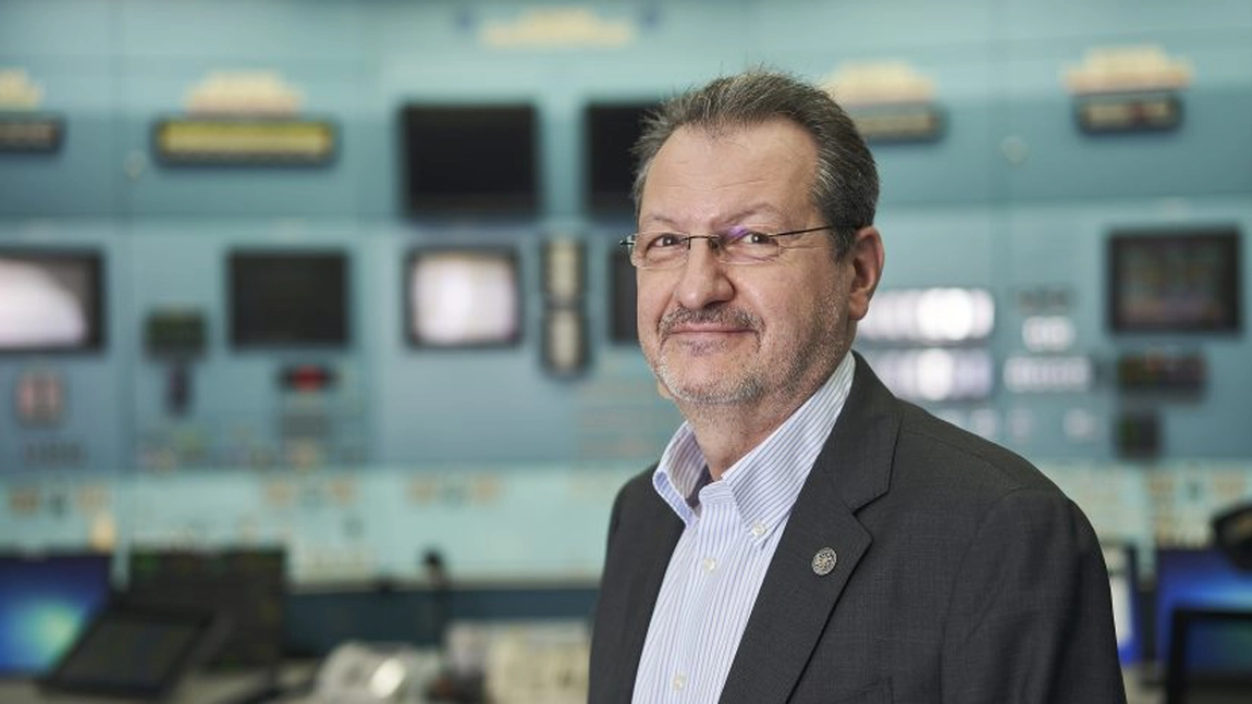 Peste 12.000 de euro salariu lunar pentru omul care conduce Centrala Nucleară de la Cernavodă! Soția lui lucrează tot acolo