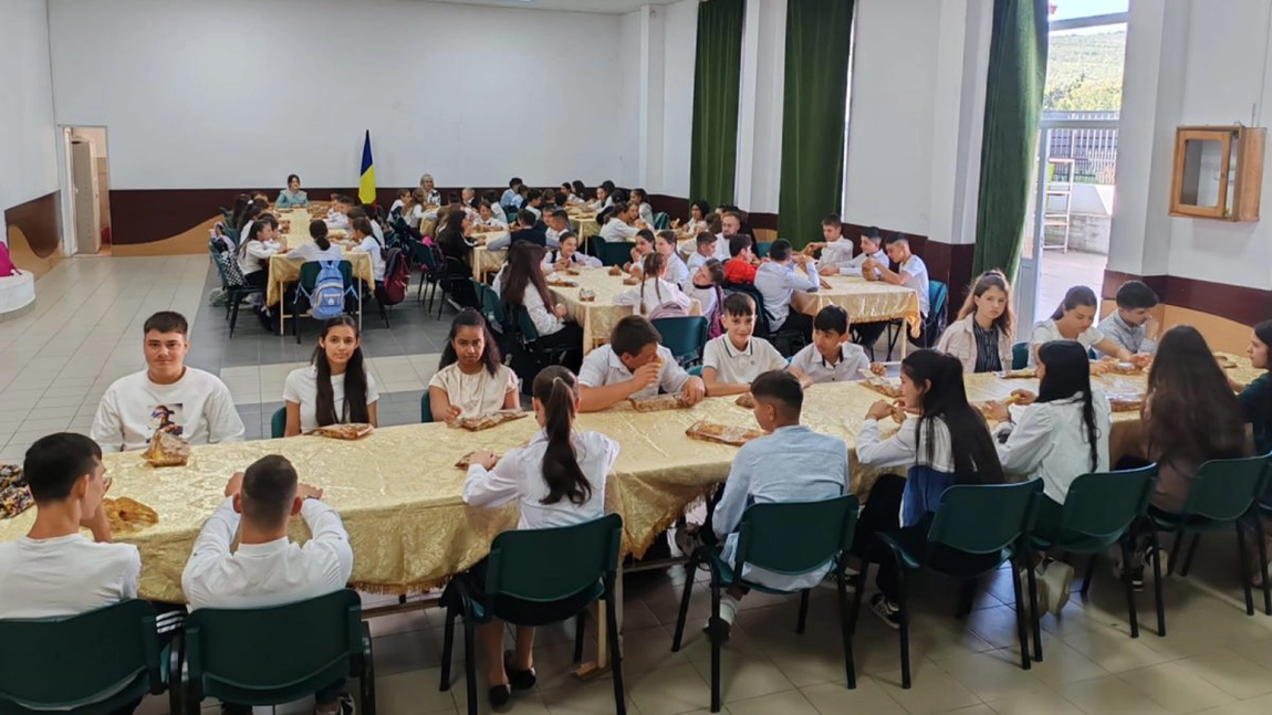 Din cele 44 de școli ieșene care oferă „Masa sănătoasă”, în 20 a început deja distribuirea pachetelor: „Copiii au primit deja pachetul alimentar”