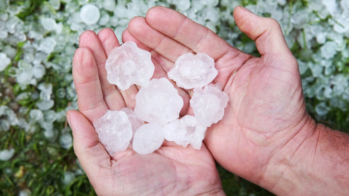 Cum se formează grindina și în ce condiții apare. Fenomenul meteo care pune recoltele la pământ!