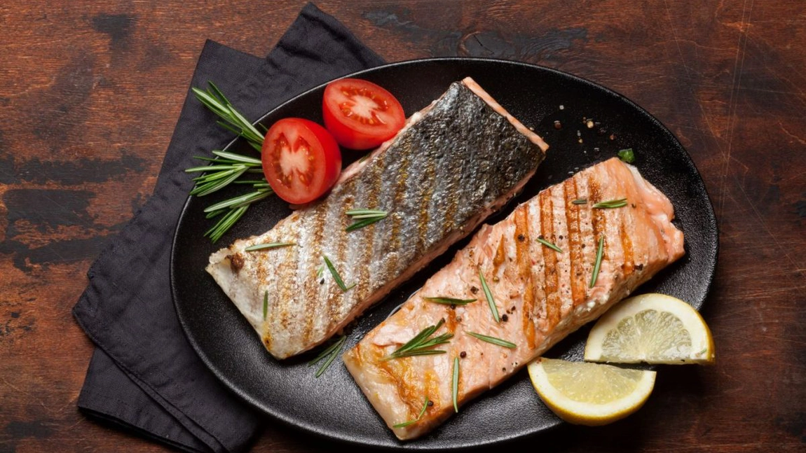 Rețete delicioase și sănătoase. Somon la grătar pentru un prânz rapid și nutritiv