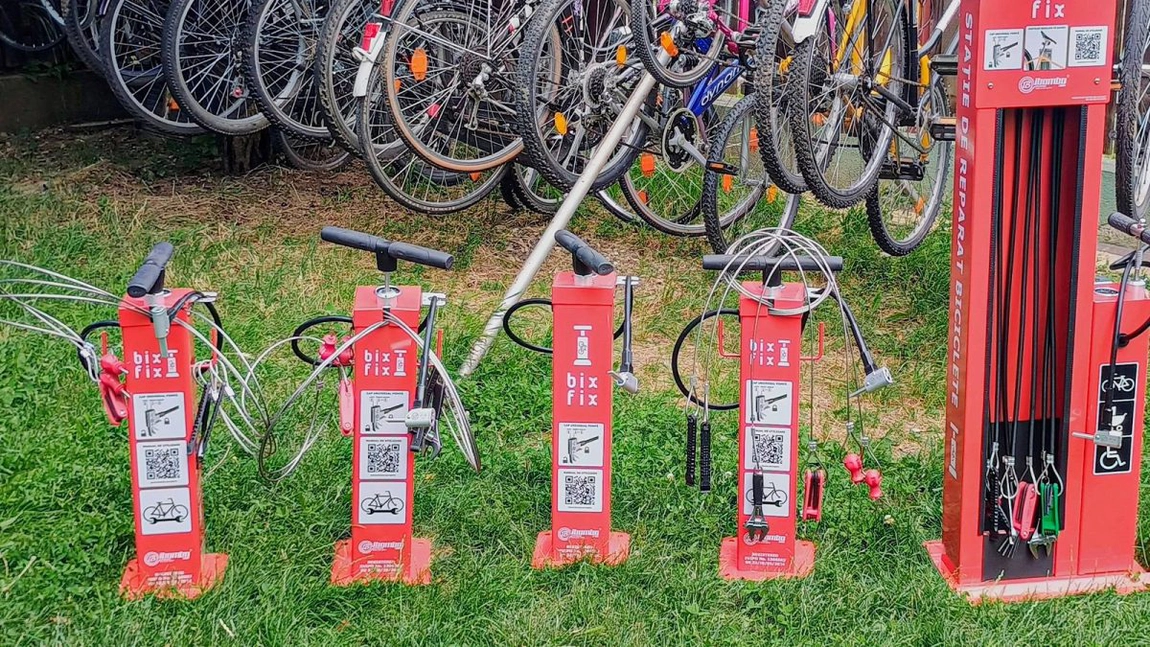 Cele 5 stații self-service pentru biciclete au fost montate în Iași. În cartierele Alexandru cel Bun și Podu Roș, se organizează ateliere de reparații și plimbări