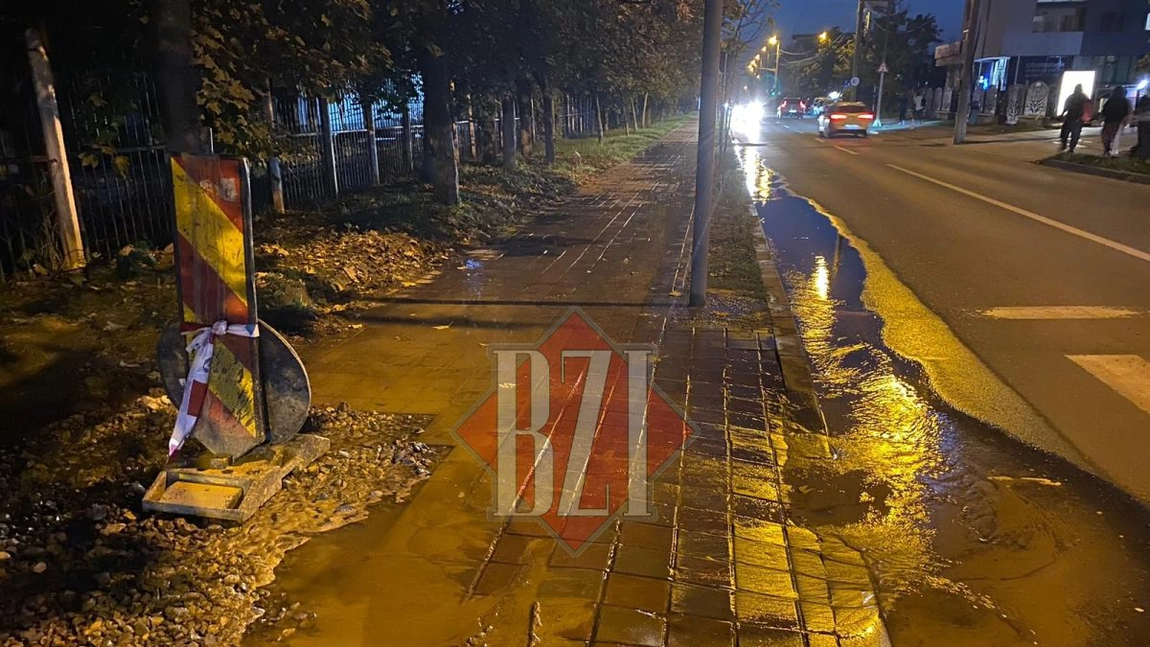 În urma unor lucrări, o stradă din municipiul Iași a fost inundată