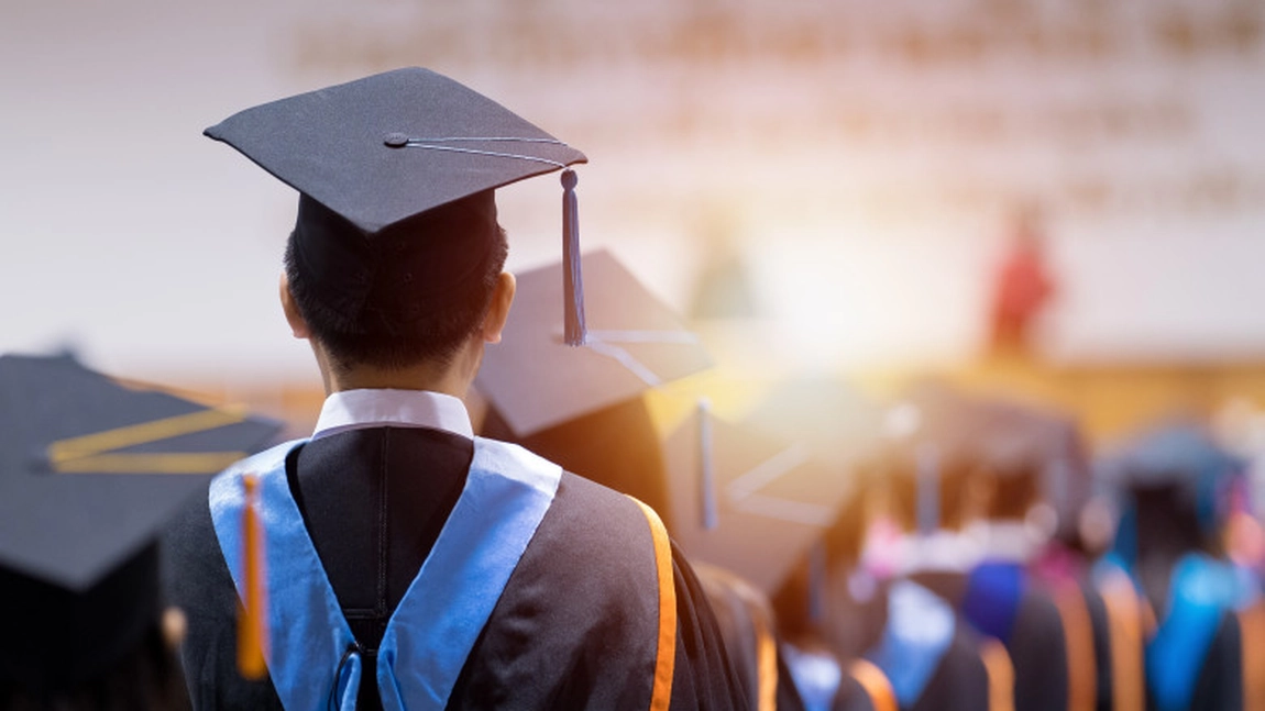 Studenții de la această universitate vor primi 1800 de lei lunar și o tabletă!