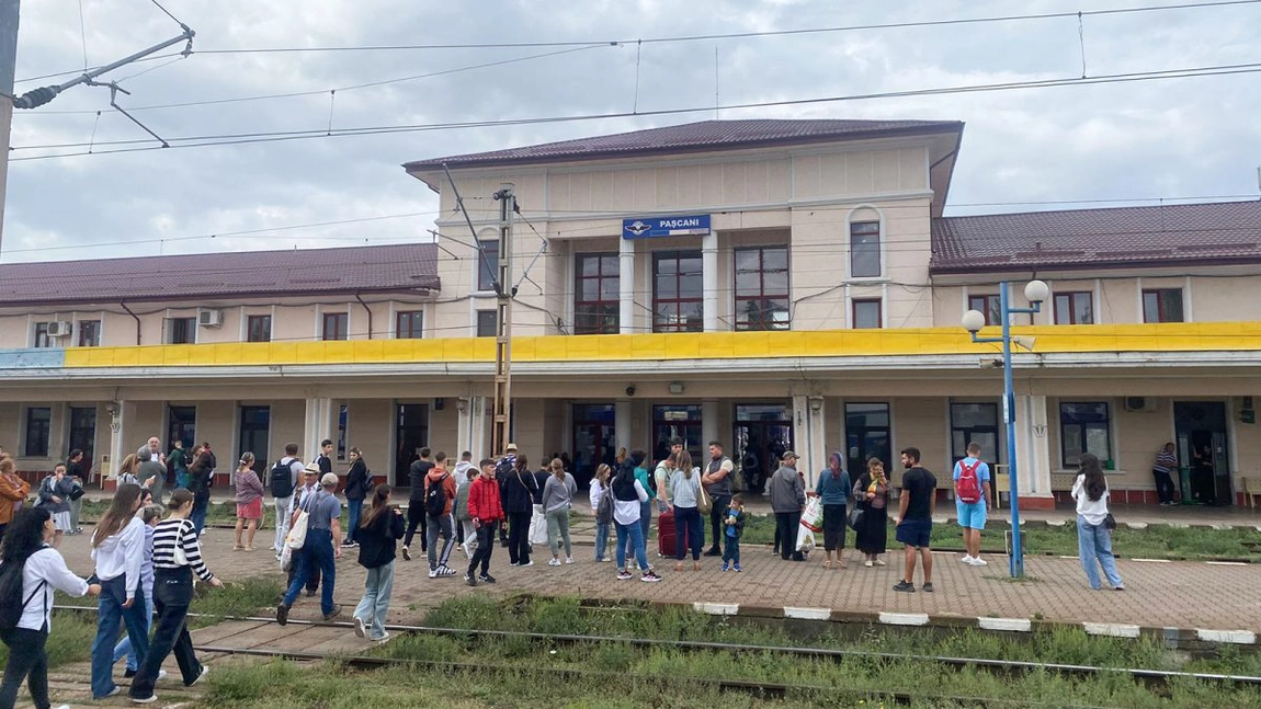 Oamenii care călătoresc cu trenurile CFR, pe rutele din Iași, trebuie să îndure condițiile mizere din vagoane. Situația este cunoscută deja de către călători: „Simțeam că nu mai am aer”
