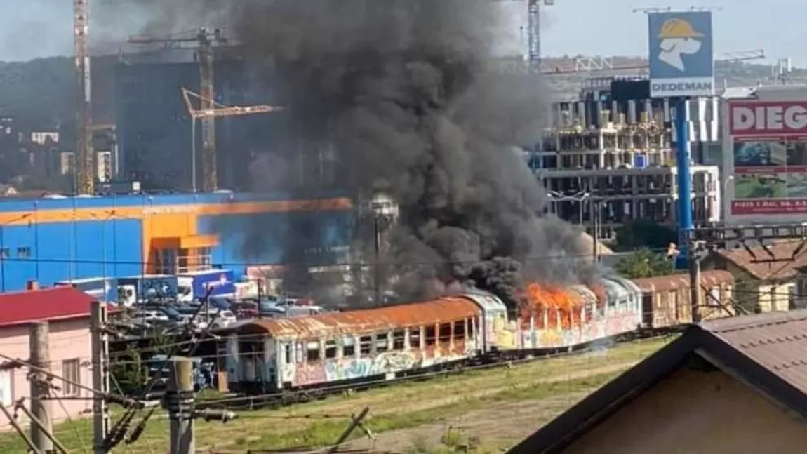 Incendiu în gara din Cluj! Un vagon dezafectat a luat foc, iar flăcările s-au extins la o magazie din apropiere - FOTO, VIDEO