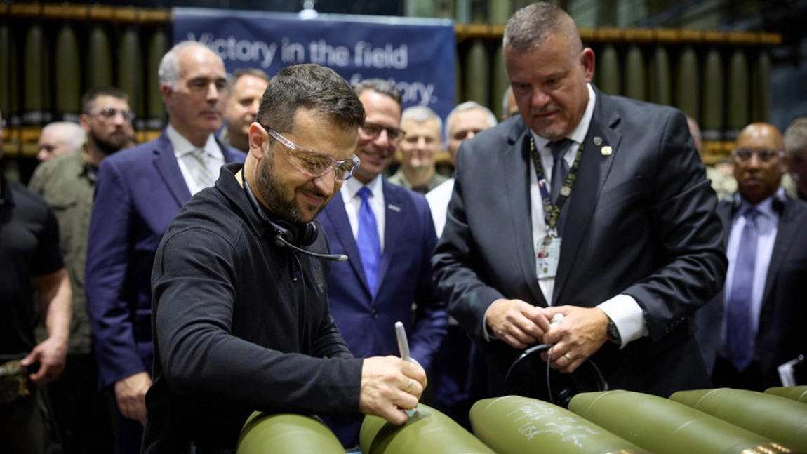 Zelenski a vizitat o fabrică de armament, după ce a ajuns în SUA. Kievul vrea să aibă „mână liberă” în ceea ce privește utilizarea rachetelor