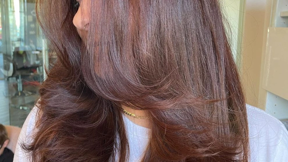 Tunsoarea fluture pentru păr mediu, recomandată pentru femeile de 40 de ani! Flatează orice formă a feței!