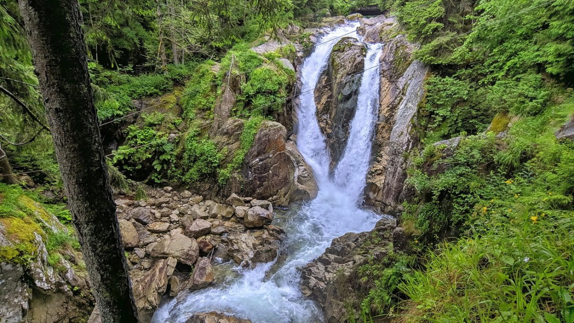 Cum arată cascada Lolaia, locul legendar din Parcul Național Retezat