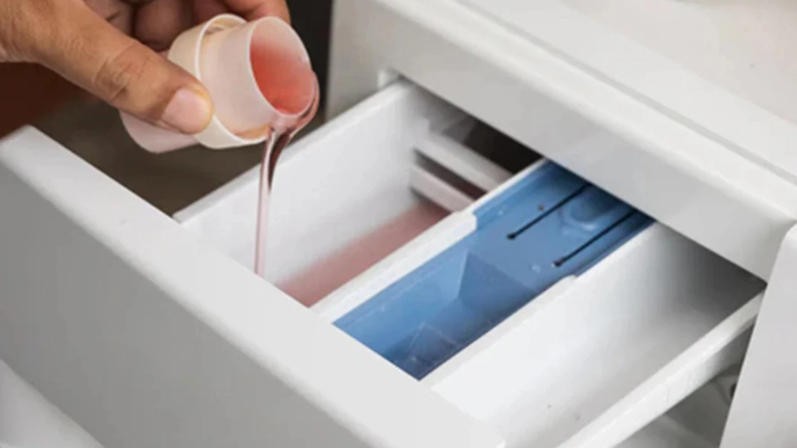 Sfaturi pentru întreținerea hainelor: cât de important este detergentul de rufe?