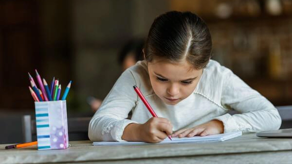 Cum se scrie corect „conform” sau „comform”? Cea mai frecventă greșeală gramaticală din limba română!