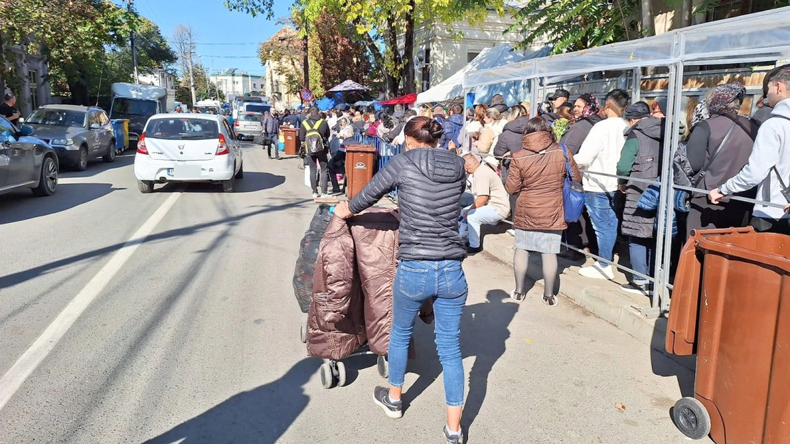 O femeie din Iași a reușit să strângă sute de PET-uri de la pelerini, pentru a le duce la centrele de colectare: „Sunt singură, strâng bani pentru copilul meu”