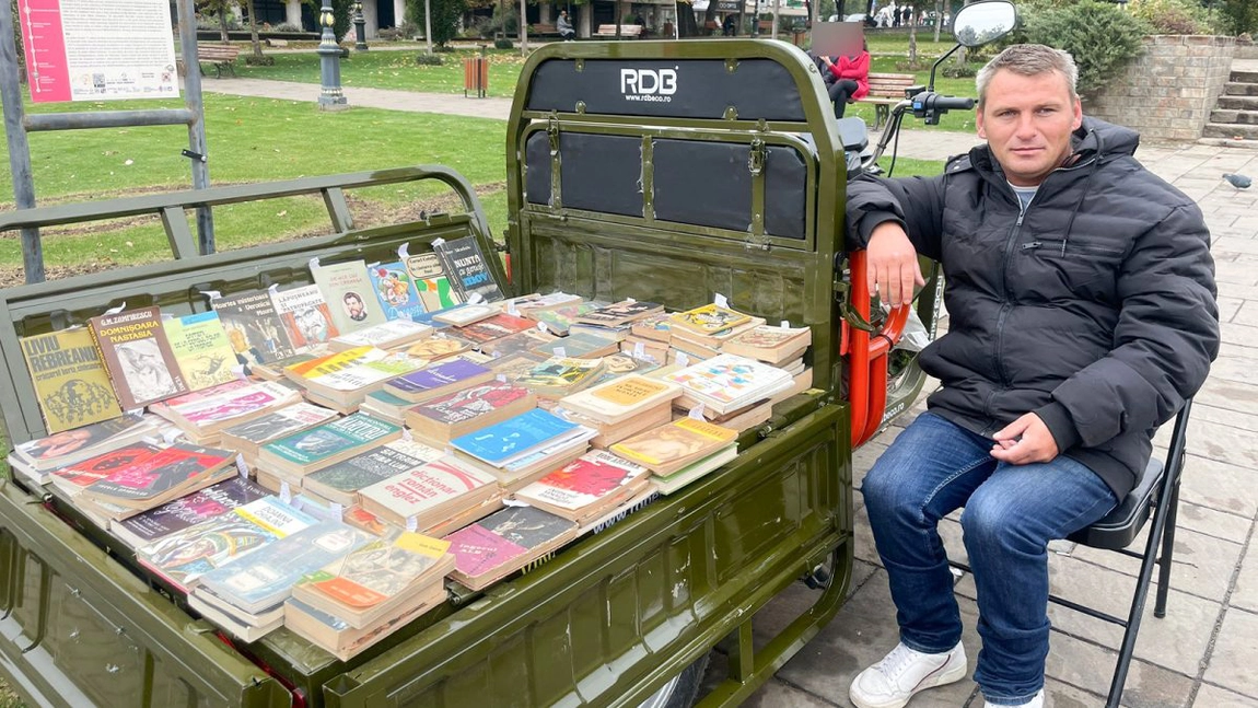 Cu siguranță l-ai văzut pe străzile din Iași, dar nu îi știi povestea! Florentin Butnaciuc vinde cărți pentru a-și îndeplini marele vis