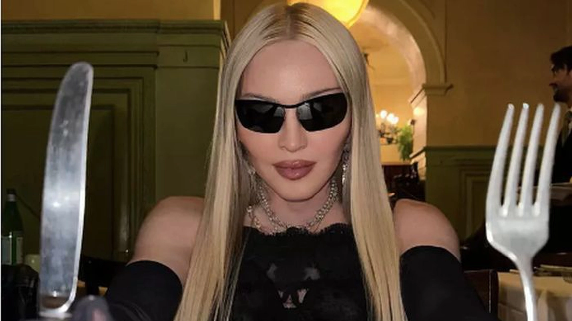 Cântăreața surprinde cu o nouă apariție controversată! Madonna s-a fotografiat dezbrăcată, mâncând supă! - FOTO
