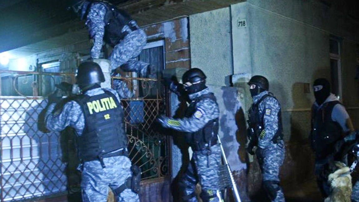 O elevă de 12 ani a fugit de la școală din Iași și a ajuns la Roman, în brațele iubitului ei de 19 ani, pentru o noapte. Mascații au descins: individul, arestat pentru viol