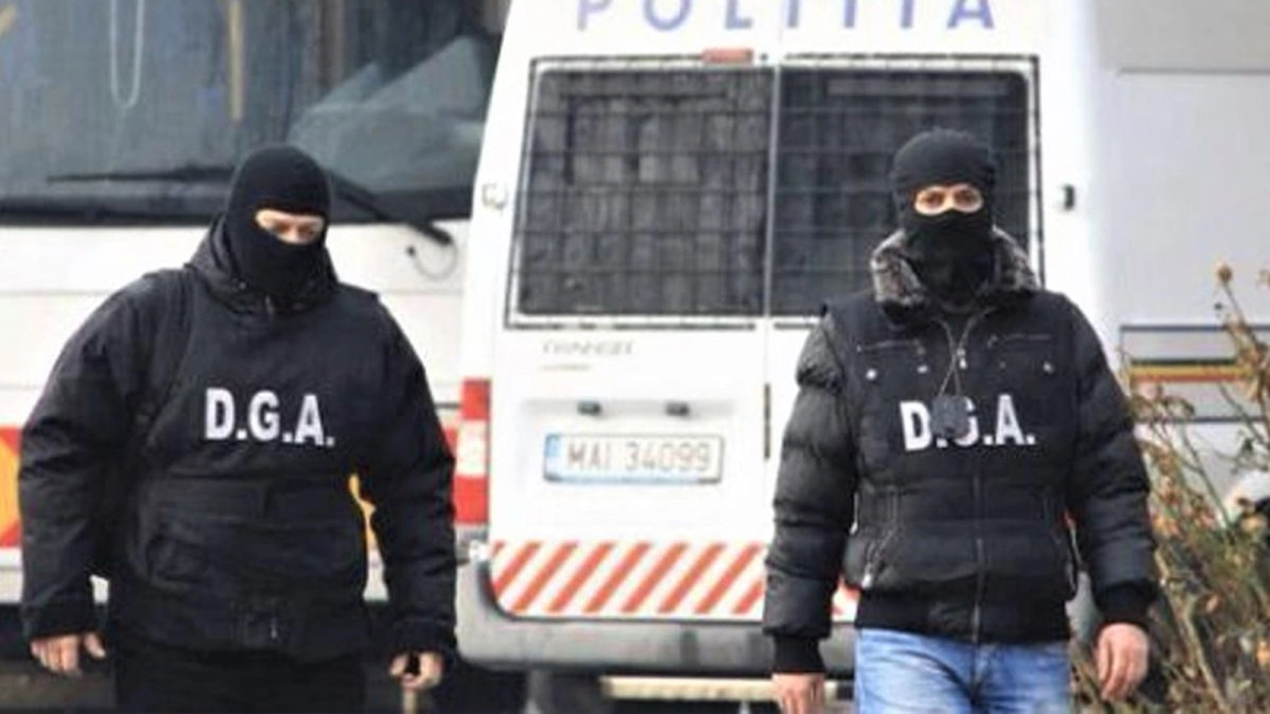 Un fals polițist din Iași a fost condamnat la închisoare după ce a primit zeci de mii de euro șpagă. A promis că face „blat” cu un procuror pentru „23 de fire de leuștean”