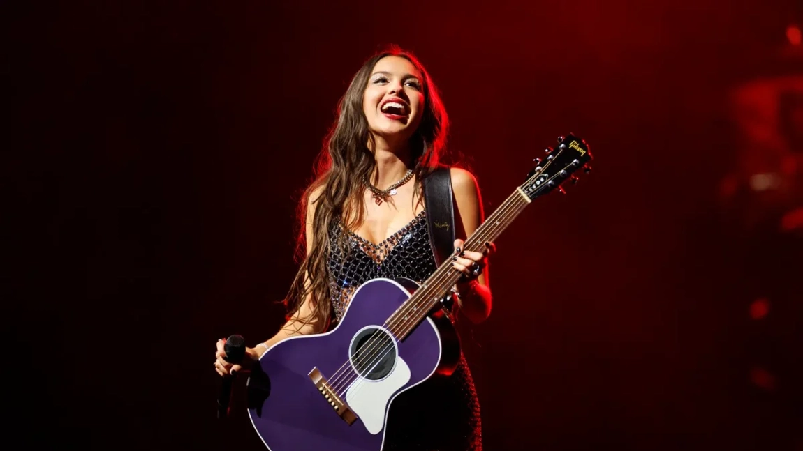 Cântăreața Olivia Rodrigo, moment neașteptat și amuzant în timpul concertului: „O decizie proastă, nu-i așa?”