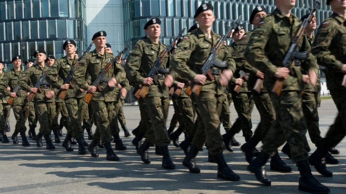 Polonia va avea cea mai puternică armată terestră din Europa în timp ce România donează armament în Ucraina
