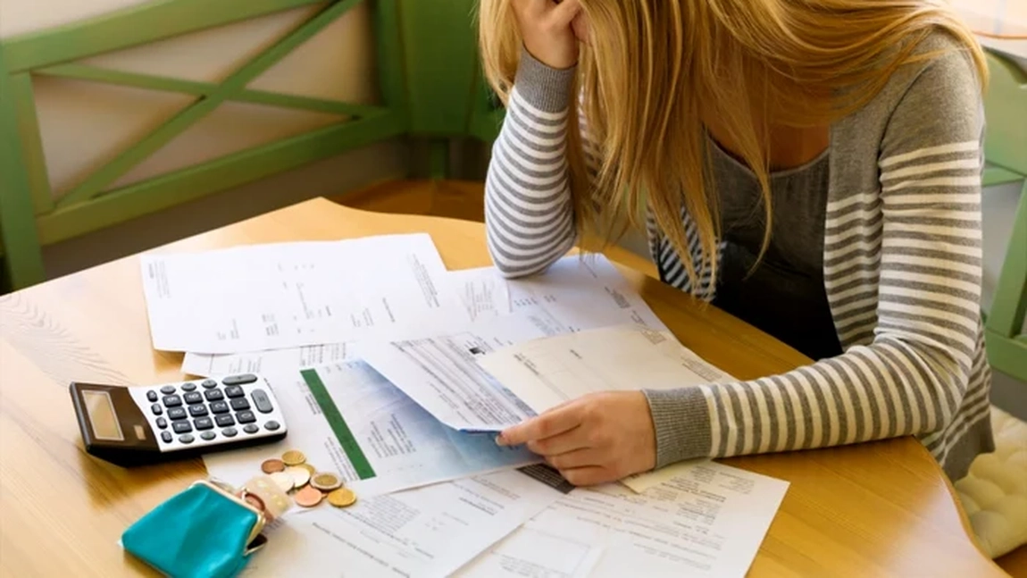 Românii sunt din ce în ce mai ingrijorați de creșterea prețurilor și creșterea sărăciei, arată un studiu