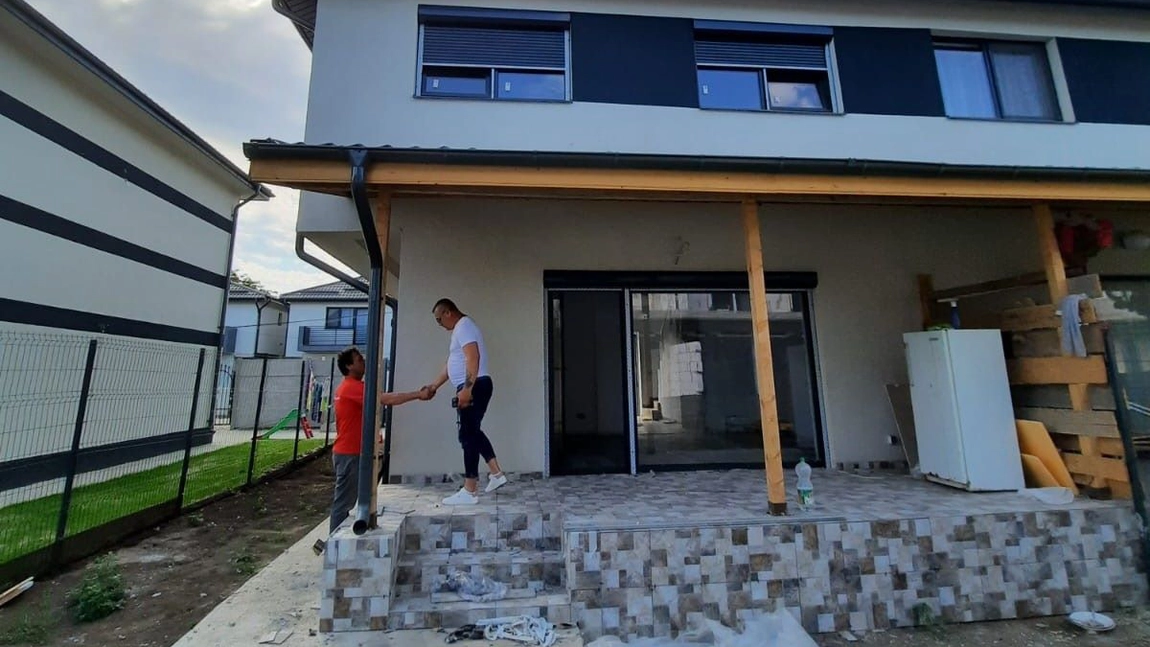 Frigul îți bate la fereastră? Cheamă specialiștii V Shades pentru montaj rulouri exterioare și închidere balcon