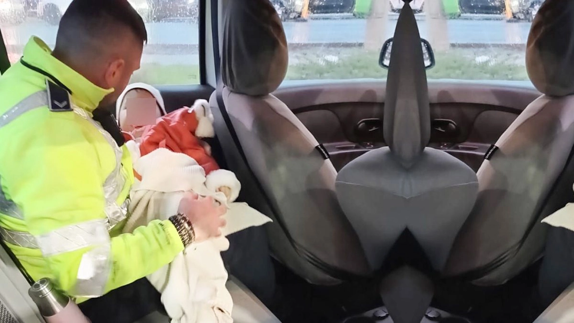 Doi polițiști din Iași au avut grijă de o fetiță de un an, după ce mama sa a fost implicată într-un accident rutier: „Era speriată și plângea”
