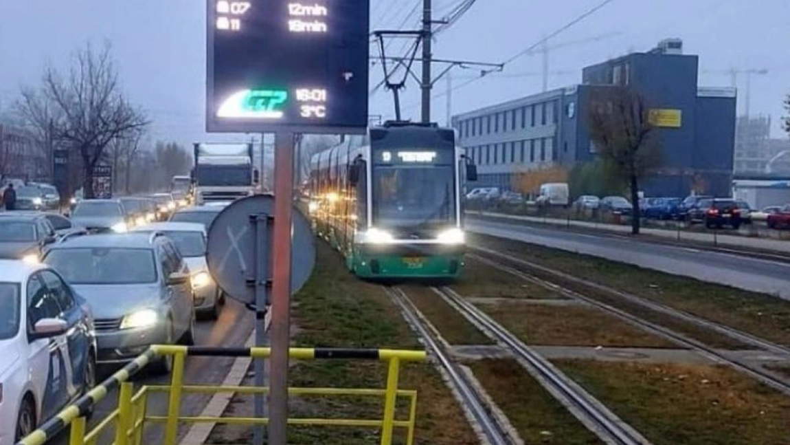 Scandal într-un tramvai din Iași, între controlori și un călător. Totul a pornit de la un bilet: „Am făcut atac de panică din cauza lor”